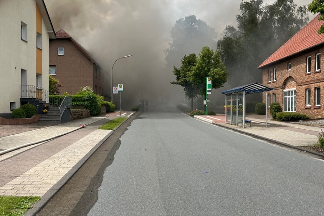 Im Zentrum von Kleinenberg geriet ein 2-Familienhaus in Brand, was zur Sperrung der Ortsdurchfahrt führte. Evakuierungen erfolgten.