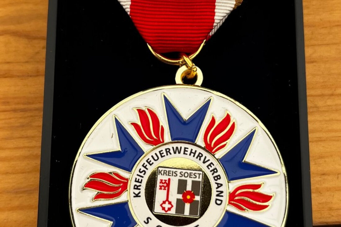 Im Rahmen der Delegiertenversammlung des Kreisfeuerwehrverbandes Soest in Rüthen wurden Michael Kußmann und Heinrich Wilhelm Kroll mit dem Verdienstkreuz ausgezeichnet.