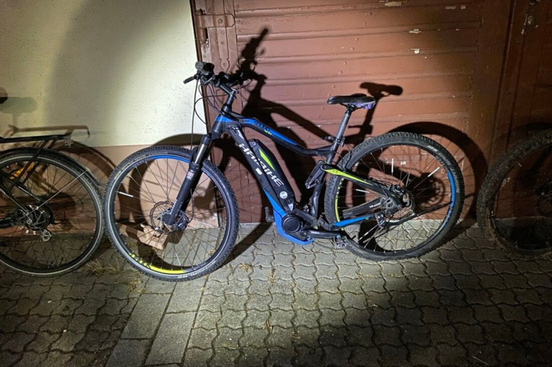 Polizei sucht die rechtmäßigen Eigentümer von drei E-Bikes, die in Haßloch aufgefunden wurden. Eigentumsnachweis notwendig.