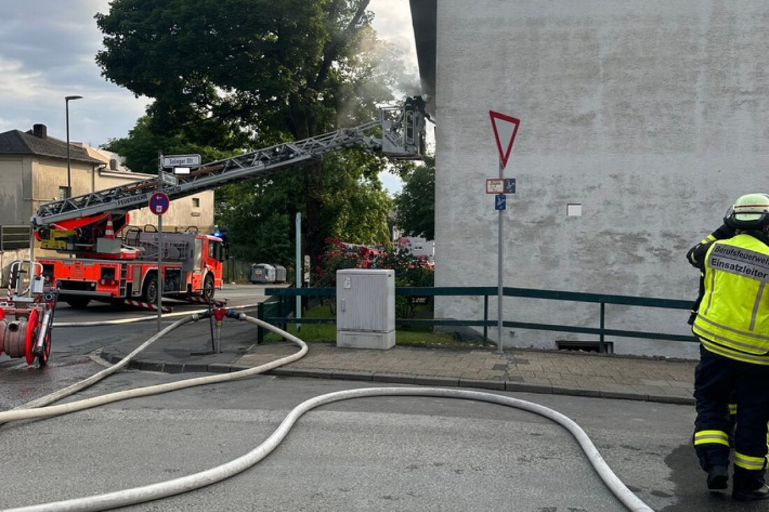 Am 07.06.2025 brach in einem Mehrfamilienhaus an der Solinger Straße ein Zimmerbrand aus, verletzt wurden zwei Personen.