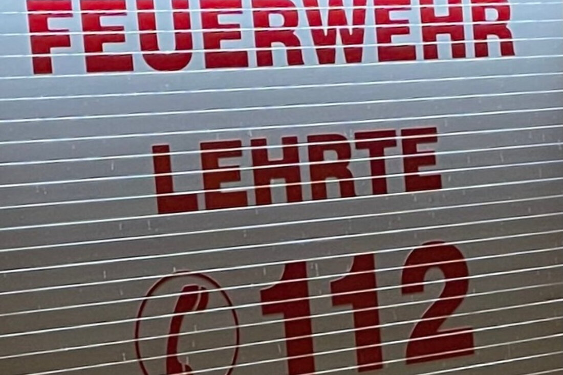 Küchenbrand in Lehrte führt zu großem Feuerwehreinsatz: Anwohner löschen Feuer, Feuerwehr kontrolliert, keine Verletzten.