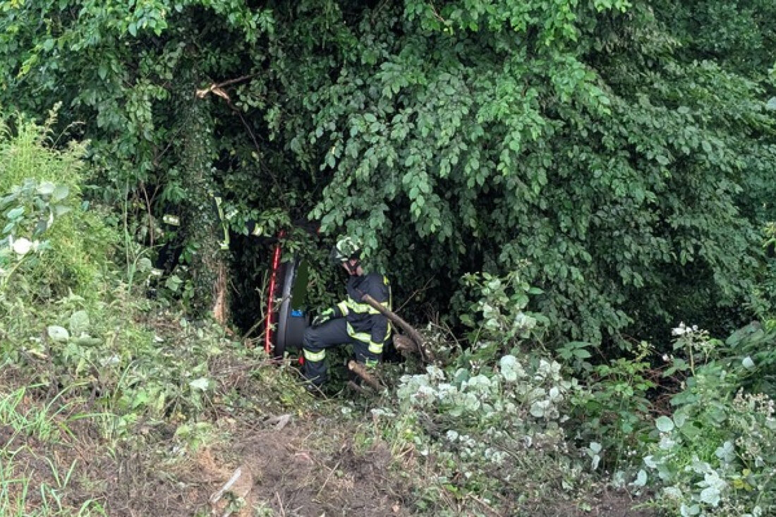 Am Samstagabend, den 07.06.2025, ereignete sich ein Verkehrsunfall auf der A1 in Richtung Köln, bei dem eine Person eingeklemmt wurde.
