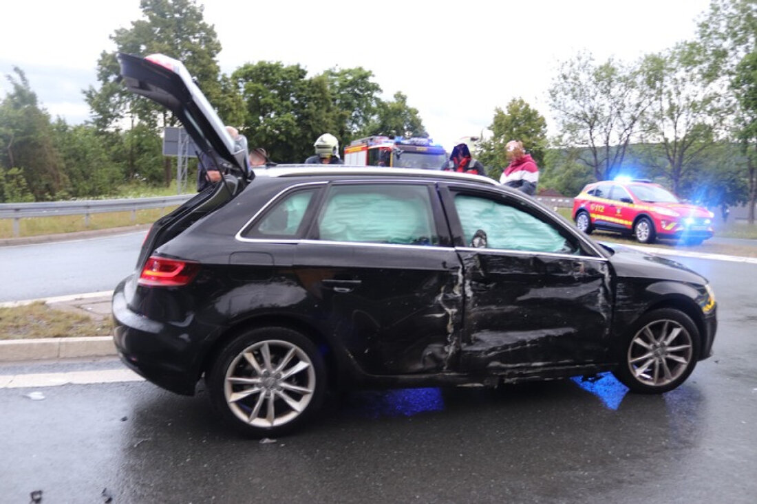 Bei einem Verkehrsunfall auf der B 64 in Bad Driburg wurden mehrere Personen verletzt, als ein Pkw einen Vorrang missachtete.