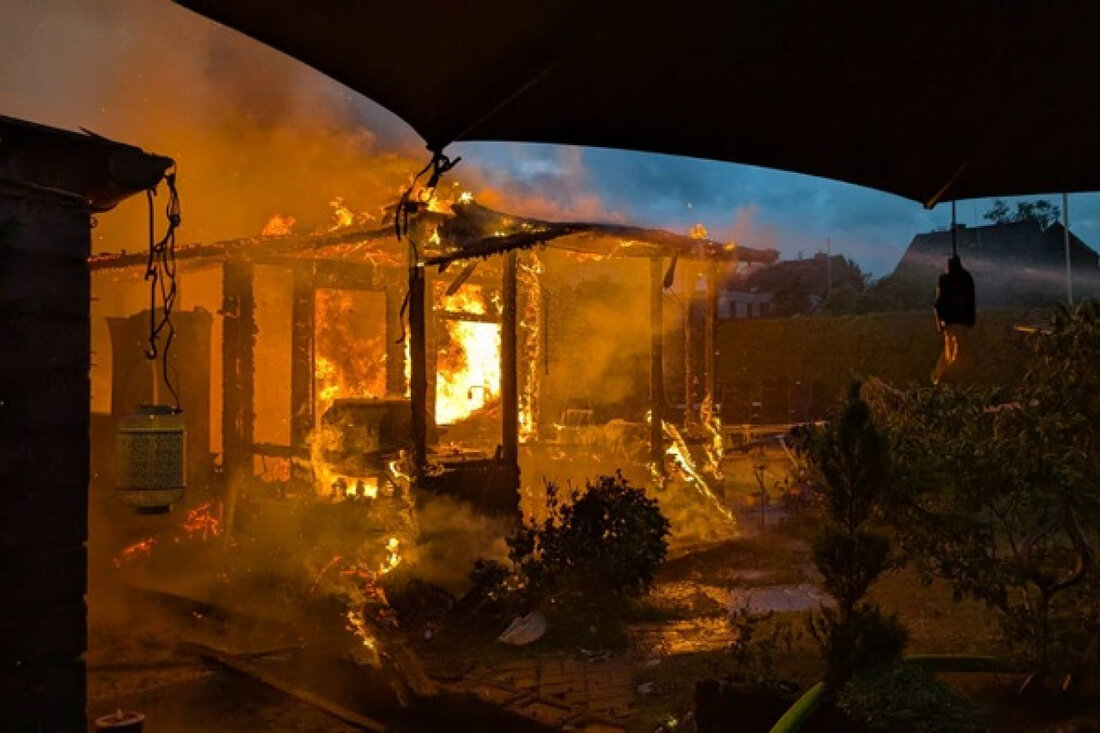 In Werne brach ein Feuer in einem Gartenhaus aus und drohte auf ein Wohnhaus überzugreifen. Die Feuerwehr konnte Schlimmeres verhindern.