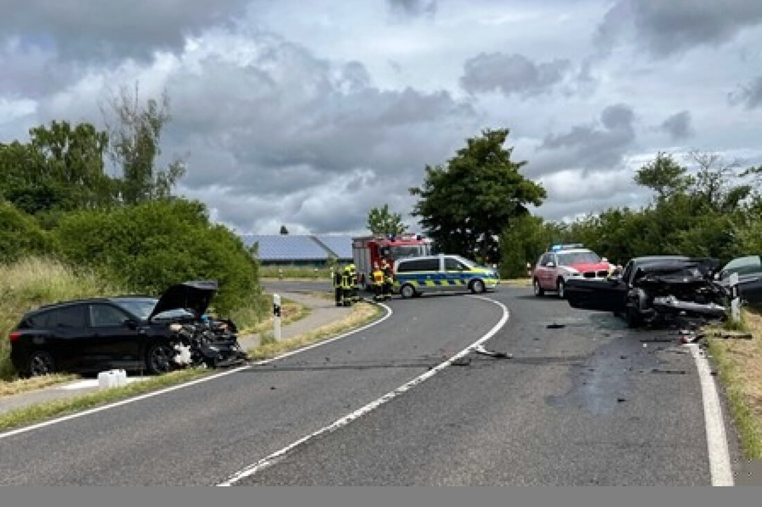 Alkoholisierter Fahrer verursacht schweren Unfall in Nideggen: Zwei Leichtverletzte und über 20.000 Euro Schaden.