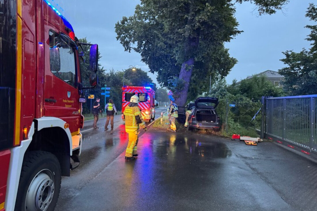 Tönisvorst-Vorst: Ein 58-jähriger Fahrer verstarb nach einem Unfall auf der Kempener Straße. Feuerwehr und Rettungsdienst im Einsatz.