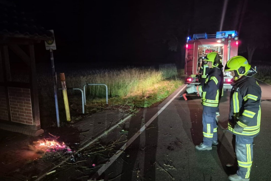 Die Ortsfeuerwehr Offensen löscht einen Brand an einer Bushaltestelle schnell und effizient in der Nacht zum 07. Juni 2025.