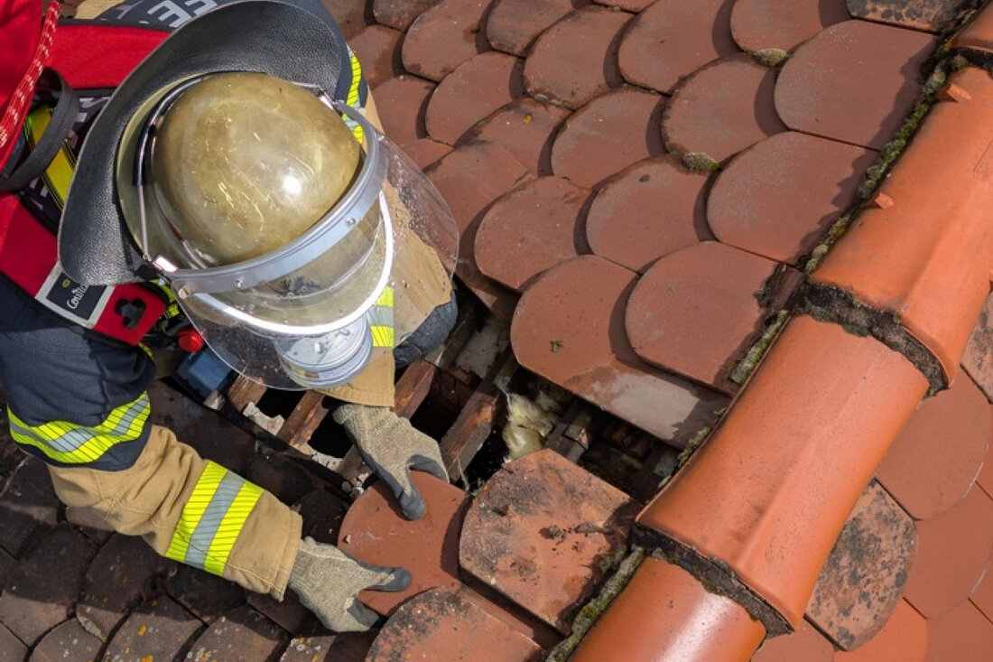 Dehnfugenbrand in Stuttgart-Stammheim: Feuerwehr kämpft mit langwierigen Löscharbeiten und Verkehrsbehinderungen nach Brand.
