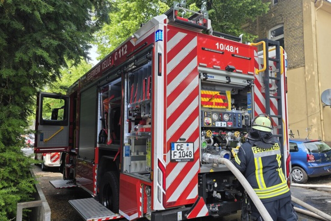 Am Pfingstsonntag erlosch bei einem Wohnungsbrand in Celle das Leben einer Person. 60 Einsatzkräfte waren vor Ort.