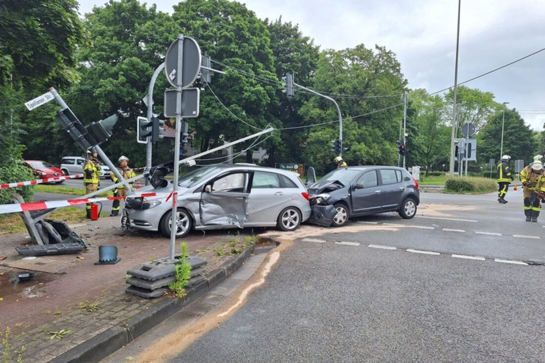 Am Sonntagvormittag ereignete sich ein Verkehrsunfall in Voerde-Friedrichsfeld. Die Feuerwehr sicherte die Unfallstelle und stellte Brandschutz sicher.