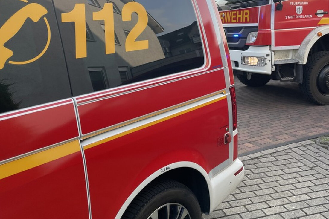 In Dinslaken alarmierte ein CO-Melder die Feuerwehr. Bewohner evakuierten, Einsatzkräfte stellten keine Gefahr fest.