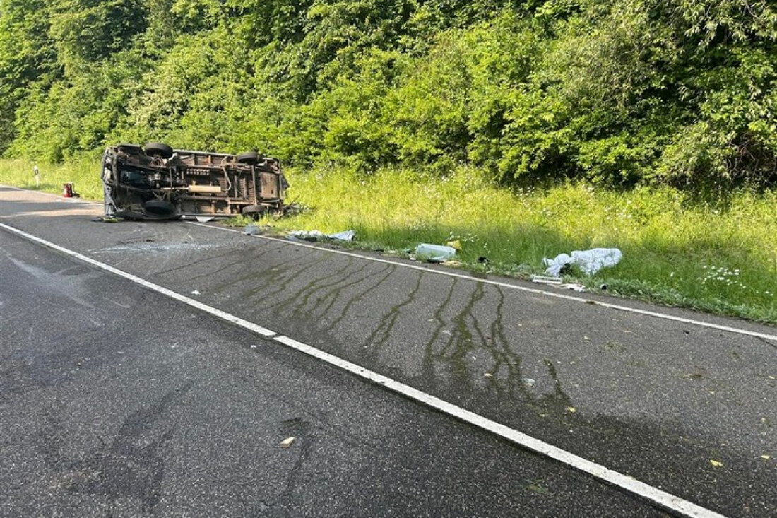 Am 09.06.2025 verunglückten auf der B51 in Rommersheim zwei Personen schwer. Ein PKW kam von der Fahrbahn ab.