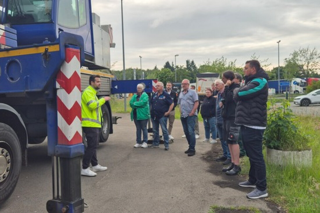 Beim 220. Fernfahrerstammtisch der PD Lüneburg diskutierten Experten über Krantransporte, Genehmigungsverfahren und Sicherheitsrisiken.