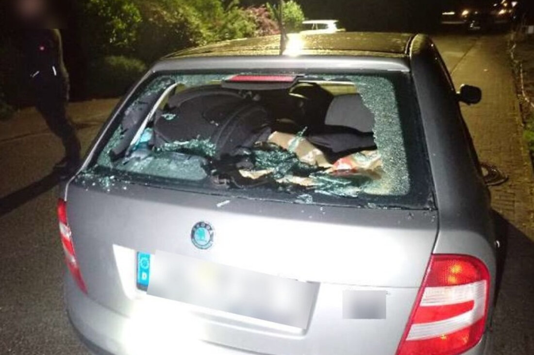 Unbekannte Täter haben in Hamersen einen Skoda beschädigt. Zeugen gesucht! 2.000 Euro Schaden entstanden. Hinweise bitte melden.