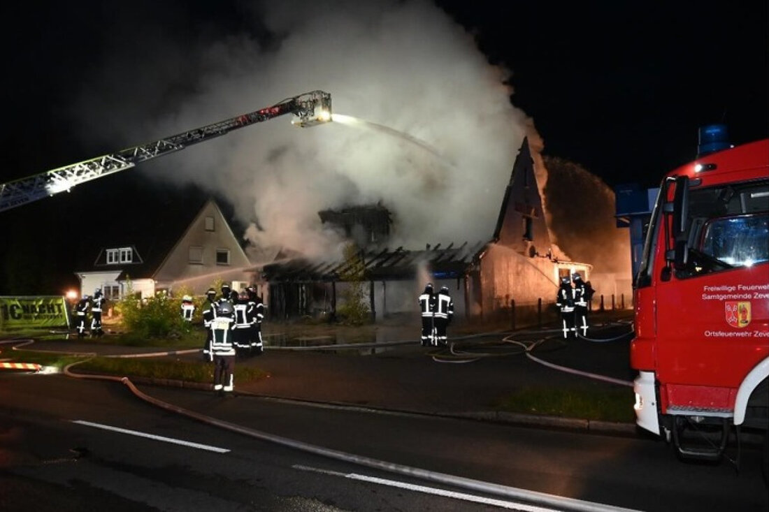 In Zeven brach in der Kivinanstraße ein Großbrand aus. Feuerwehr konnte kein Ausbrennen verhindern. Verletzt wurde niemand.