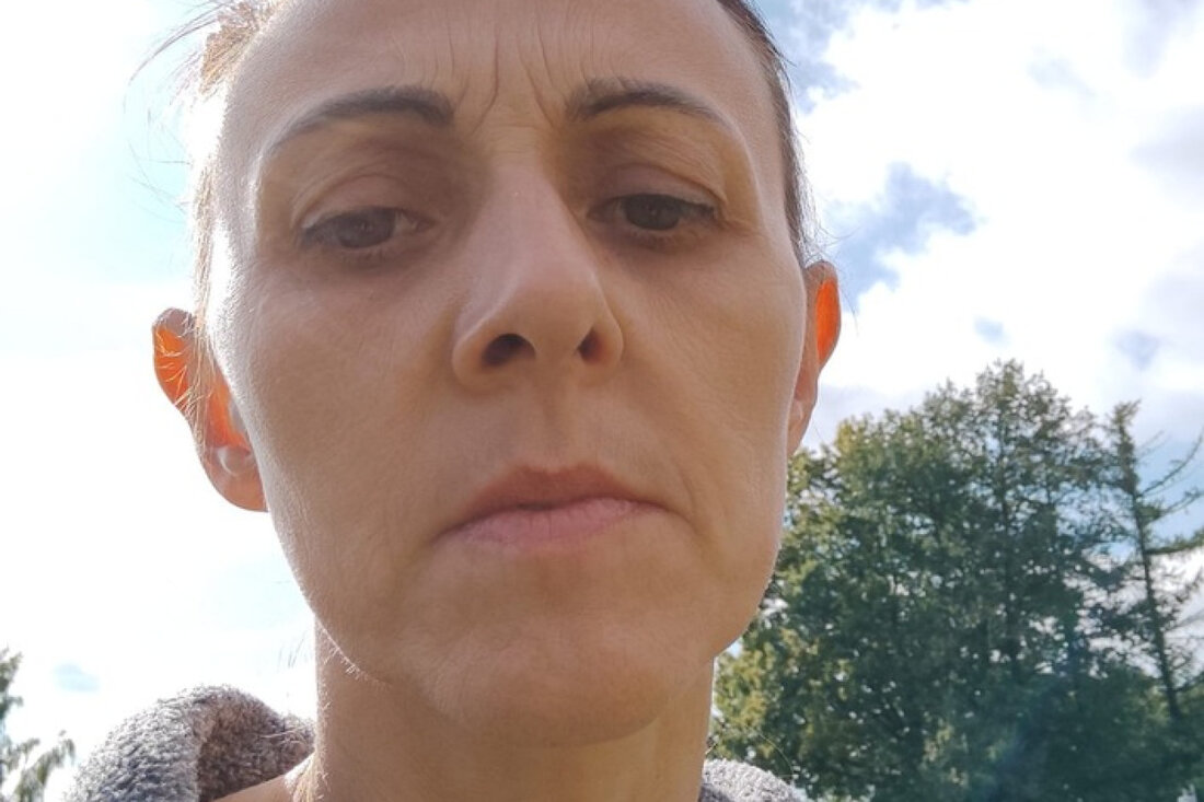 Die 45-jährige Anna R. aus Barsbüttel wird seit dem 05.06.2025 vermisst. Die Polizei bittet um Hinweise und Mithilfe.