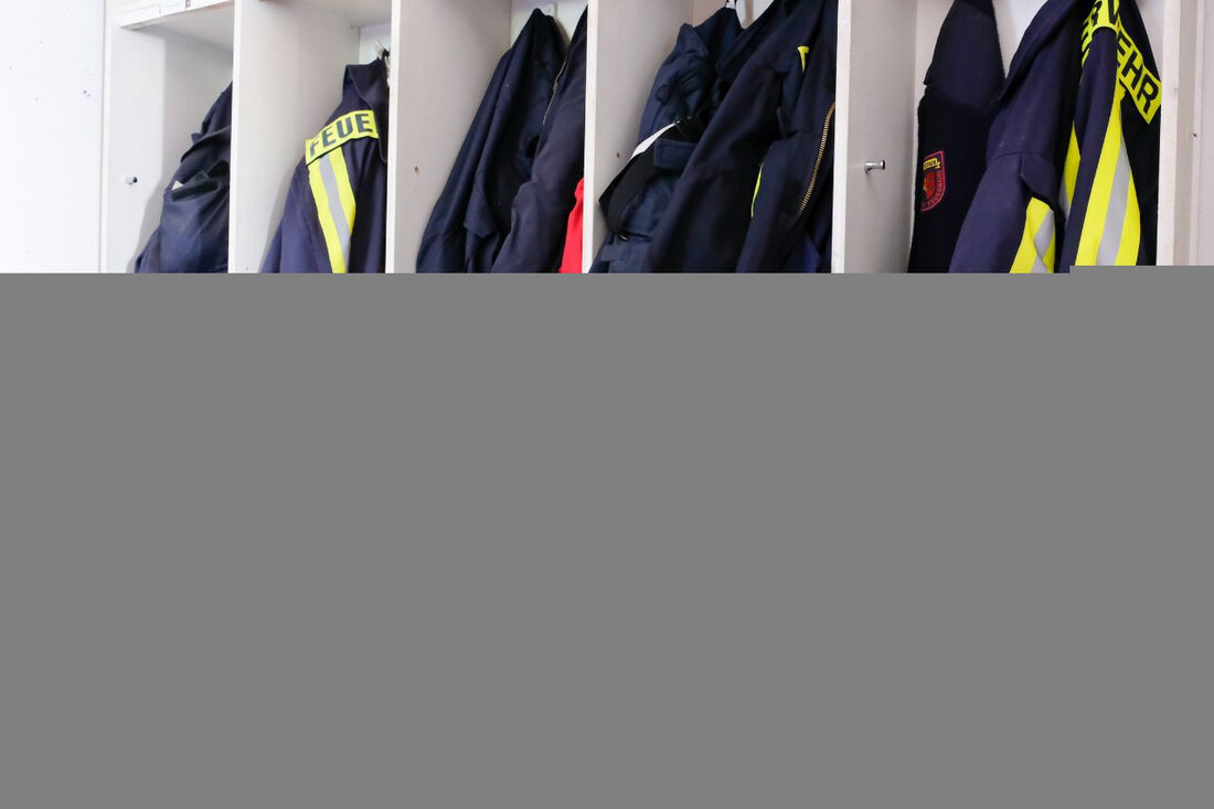 Nach einer Brandserie in Wermelskirchen sucht die Polizei Hinweise zu mutmaßlicher Brandstiftung. 40 Bewohner betroffen.