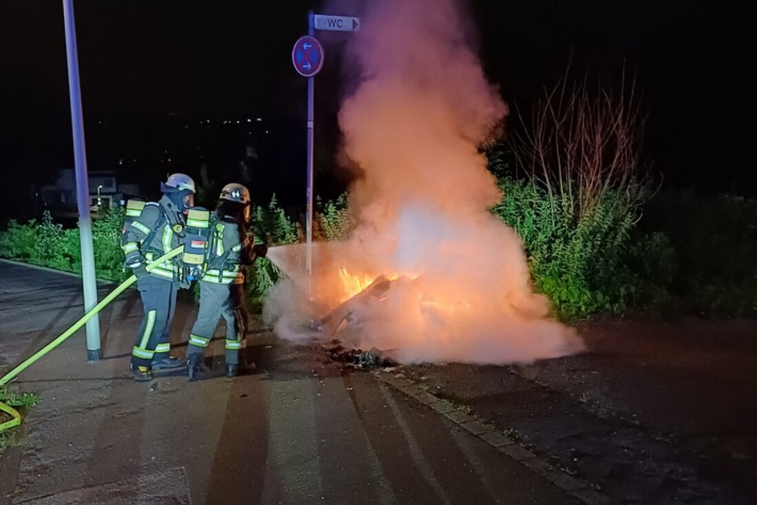 In der Nacht zum Dienstag löschte die Feuerwehr Wetter einen brennenden Müllcontainer am Harkortberg. Brandursachenermittlung läuft.