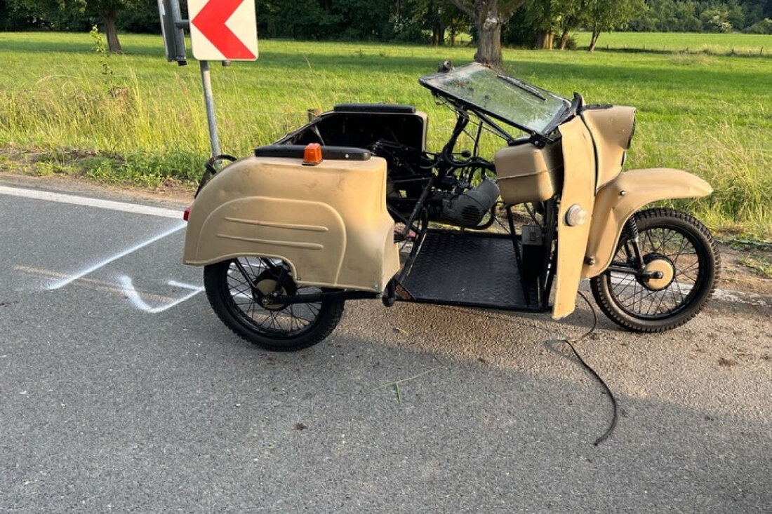 Ein 34-jähriger Fahrer eines dreirädrigen Kleinkraftrads verunglückte auf der K38 in Billerbeck. Er wurde schwer verletzt, sein Beifahrer blieb unversehrt.