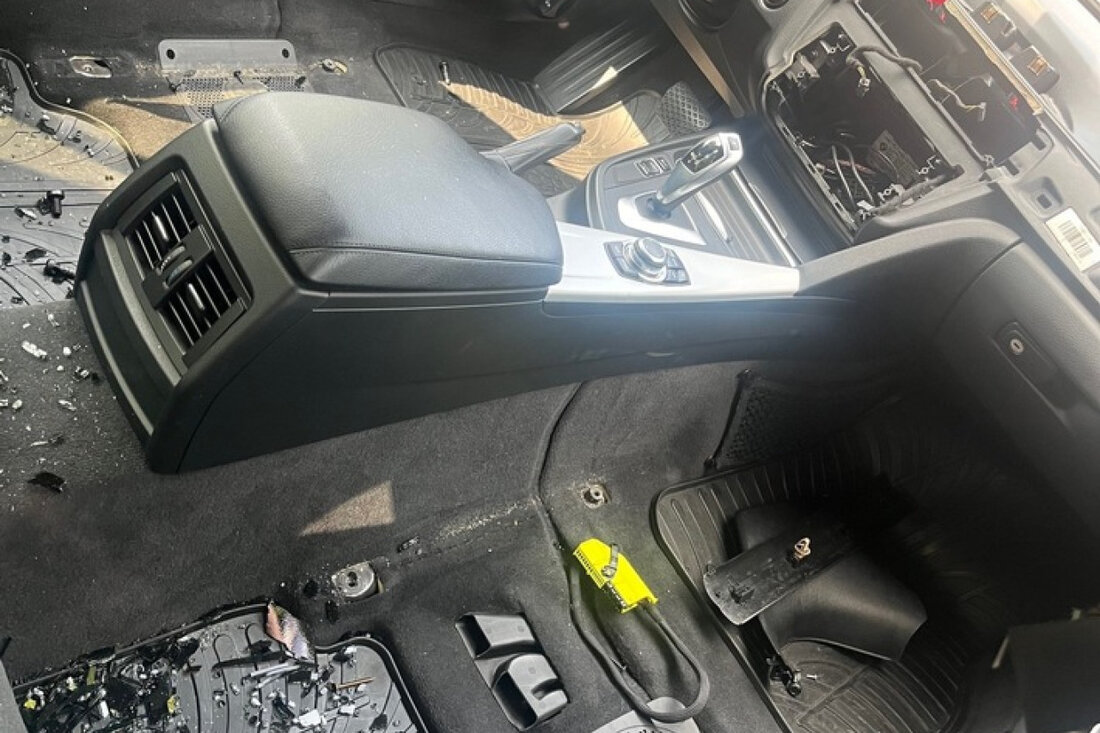 Unbekannte entwendeten zwischen Sonntag und Montag Sitze sowie Radioeinheit aus einem BMW in Bergisch Gladbach. Polizei ermittelt.