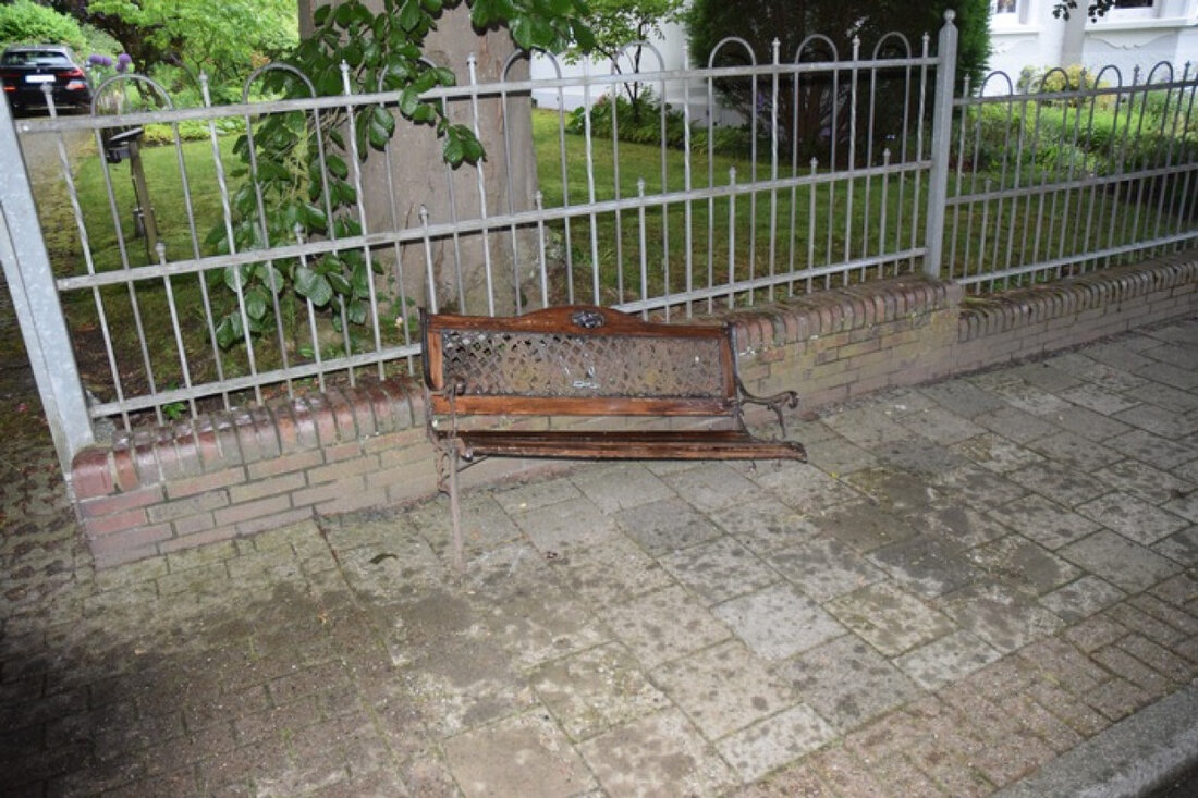 Polizei Varel sucht Zeugen nach mutwilliger Beschädigung einer Parkbank am 08.06.2025. Hinweise erbeten unter 04451 923-0.