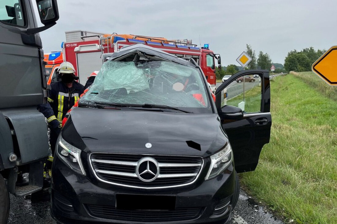 Ein schwerer Verkehrsunfall in Bierde: Mutter und Baby nach Kollision mit Lkw in Lebensgefahr. Rettungsmaßnahmen laufen.