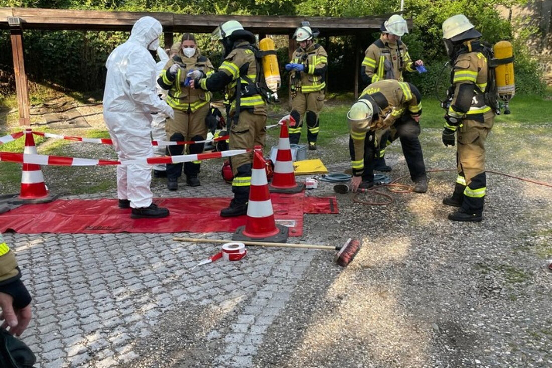 Die Feuerwehr Voerde rettete einen Hund bei einem Zimmerbrand in einem Zweifamilienhaus in Voerde. Schnelles Eingreifen verhinderte Schlimmeres.