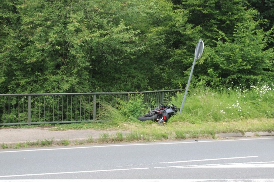 In Odenthal verunfallte eine Fahrschülerin während einer Fahrstunde und stürzte fünf Meter tief. Polizei und Rettungsdienst waren schnell vor Ort.