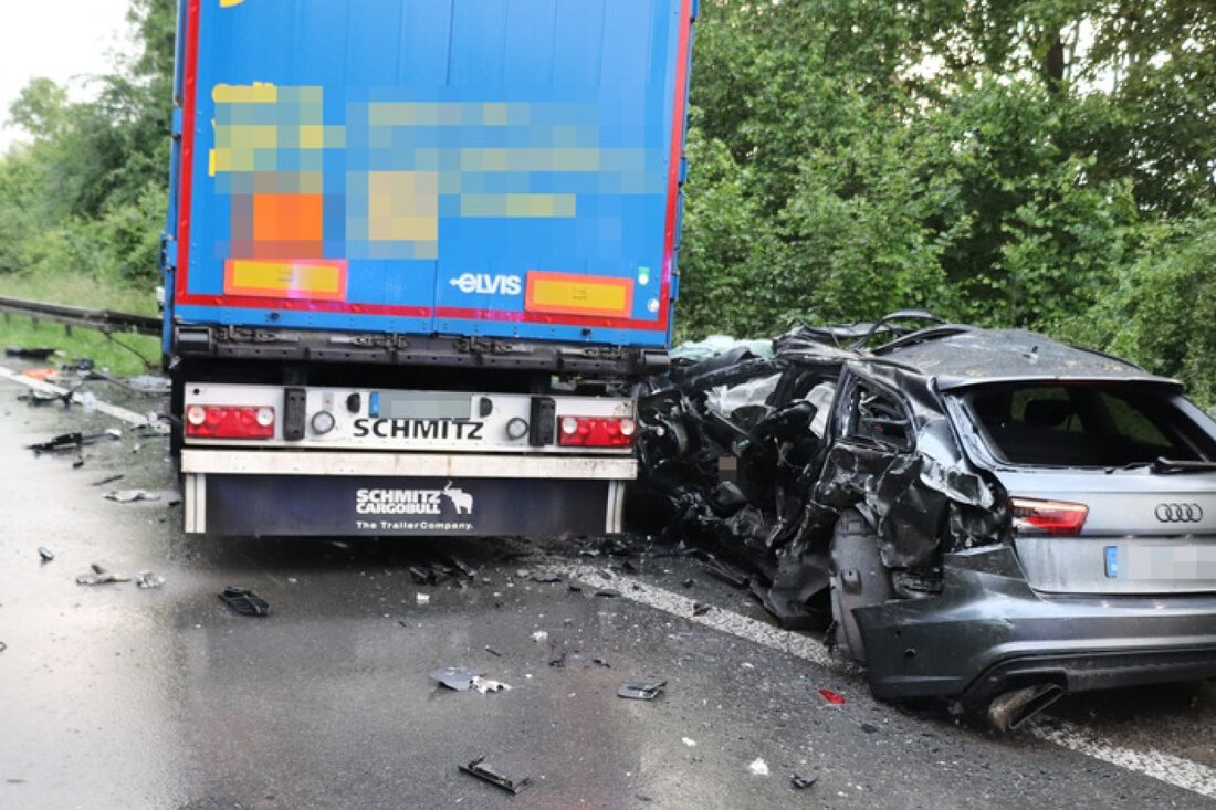 Tödlicher Verkehrsunfall auf der B252 bei Brakel: Ein 41-Jähriger starb nach Kollision mit Lkw. Straße bis 3 Uhr gesperrt.