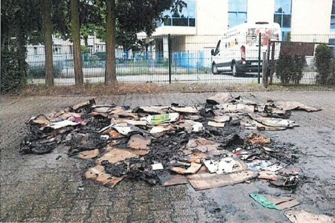 Am 10. Juni 2025 wurde in Heiligenhaus ein Müllcontainer angezündet. Polizei ermittelt wegen möglicher Brandstiftung. Hinweise erbeten.