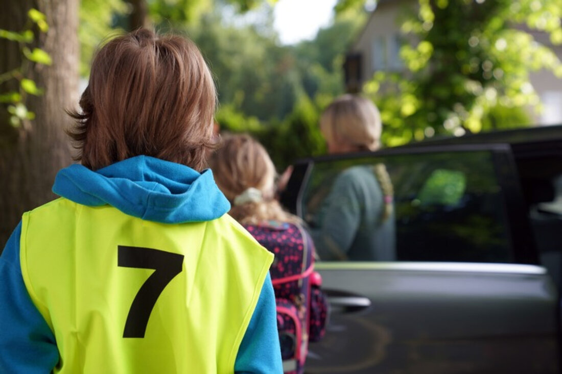 Polizei Gelsenkirchen und Grundschüler verteilen Dank- und Denkzettel an der Velsenschule zur Verkehrssicherheit. Geschwindigkeitskontrollen zeigen Raserei in der 30er-Zone.