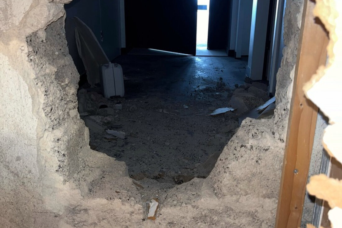 Spektakulärer Einbruch in ein Zigarrengeschäft an der Königsallee: Täter stemmen Wand auf und stehlen 60.000 Euro. Polizei sucht Zeugen.