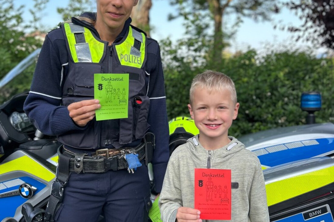 Grundschulkinder in Mettmann kontrollieren die Geschwindigkeit von Autofahrern und vergeben Denk- oder Dankzettel für sicheres Fahren.