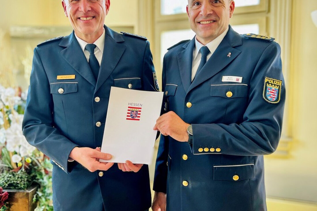 Martin Weinbach übernimmt als neuer Leiter die Polizeistation Lampertheim-Viernheim. Polizeipräsident Gutzeit wünscht viel Erfolg.