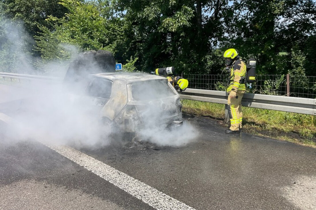 Die Freiwillige Feuerwehr Alpen wurde zu einem Pkw-Brand auf der Autobahn gerufen. Schnell reagierten die Einsatzkräfte und löschten das Feuer.