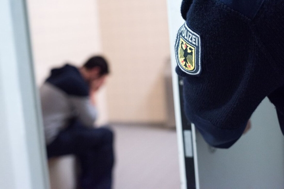 Bundespolizei München verhaftet Dieb im Zug und ein Diebespaar im Auto, vollstreckt drei Haftbefehle wegen Diebstahls.