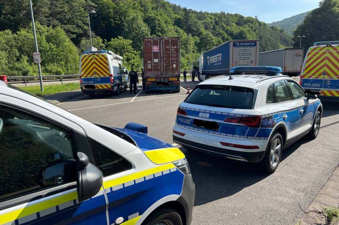Am 11.06.25 kontrollierte die Polizeidirektion Landau auf dem Parkplatz an der B 10 18 LKWs wegen Verkehrs- und Arbeitsrechtsverstößen.