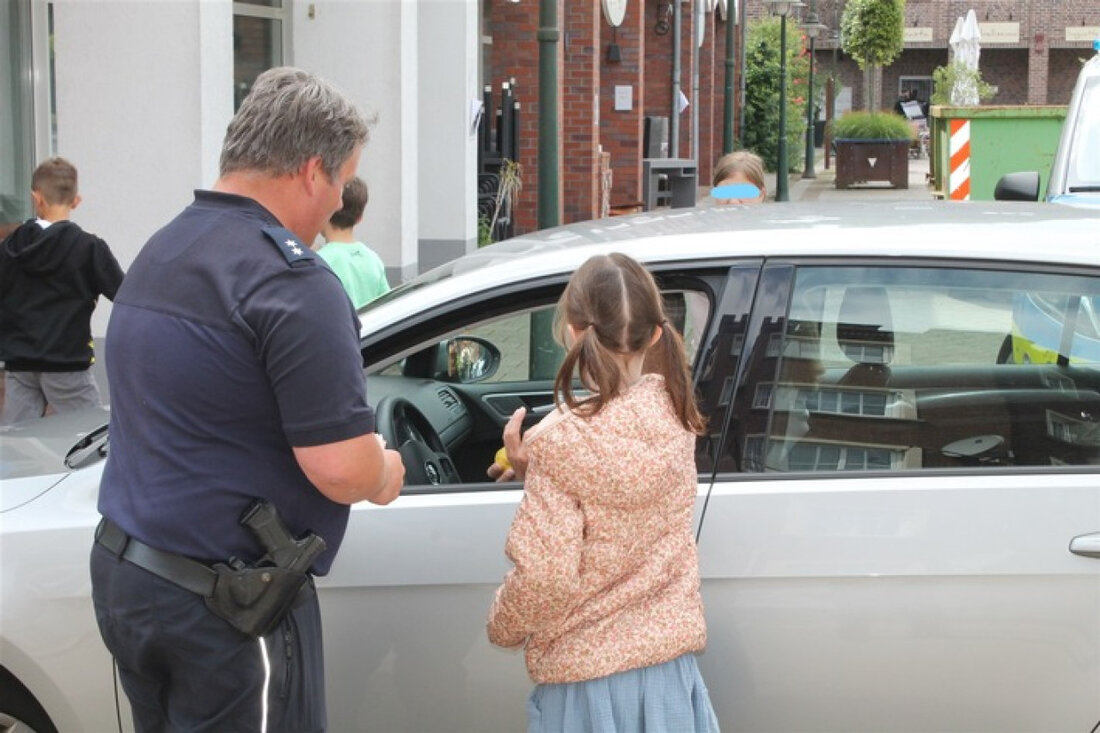Schulkinder in Kevelaer mahnen Autofahrer zur Geschwindigkeit: Bei einer Aktion erhielten Raserei-Verstöße Zitronen und Dankzettel.