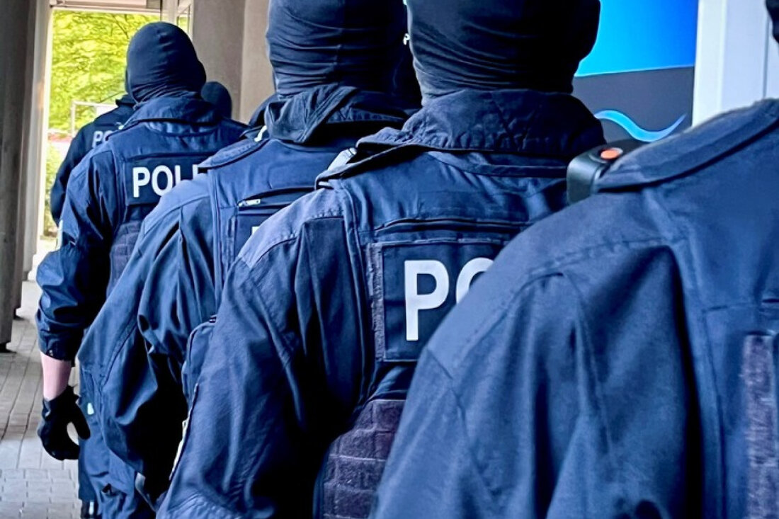 Bundespolizei durchsucht seit heute Morgen mehrere Objekte in Hamburg und verhaftet vier Mitglieder eines Fälscherrings.