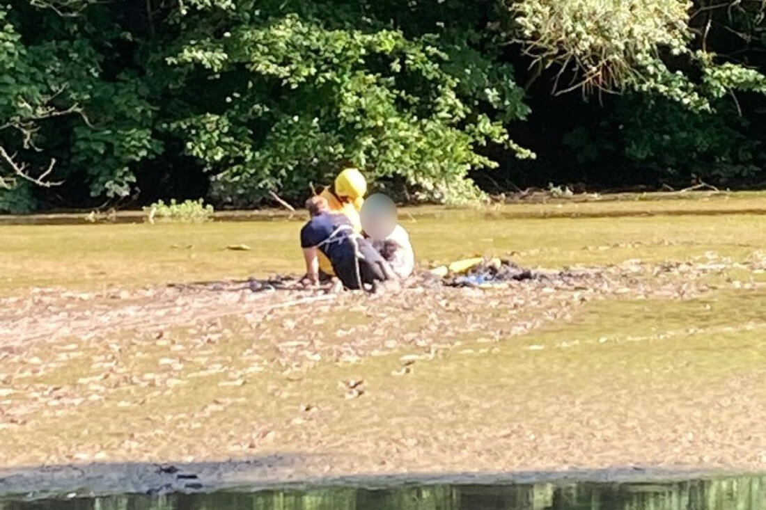 Am 11.06.2025 rettete die Feuerwehr Mettmann ein Kind aus einer schlammigen Vertiefung am Goldberger Teich.