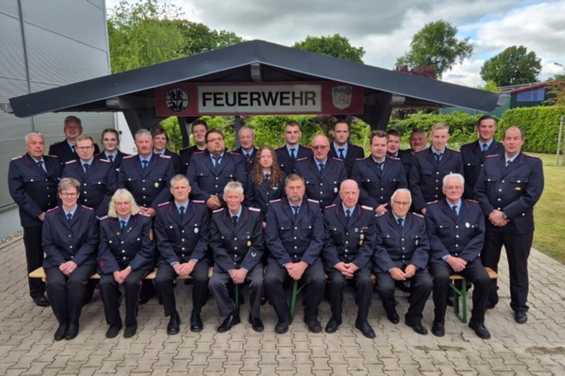 Die Freiwillige Feuerwehr Brockzetel feierte ihr 90-jähriges Bestehen mit einem abwechslungsreichen Fest am Gerätehaus, das Geschichte und Gemeinschaft würdigte.