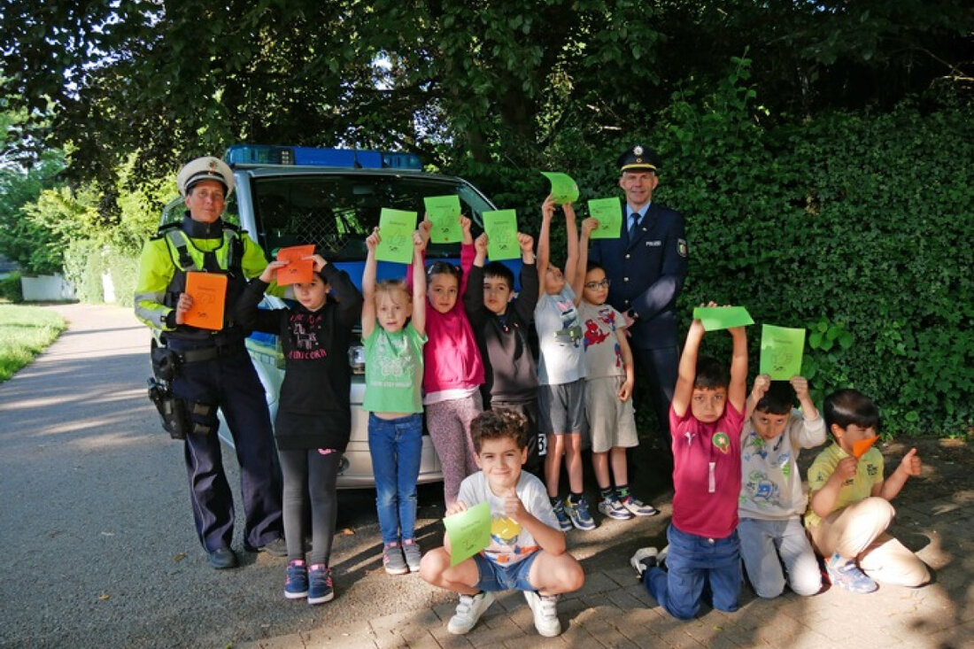 Schulkinder in Hagen verteilen gemeinsam mit der Polizei Dank- und Denkzettel zur Verkehrssicherheit in der Blumenstraße.