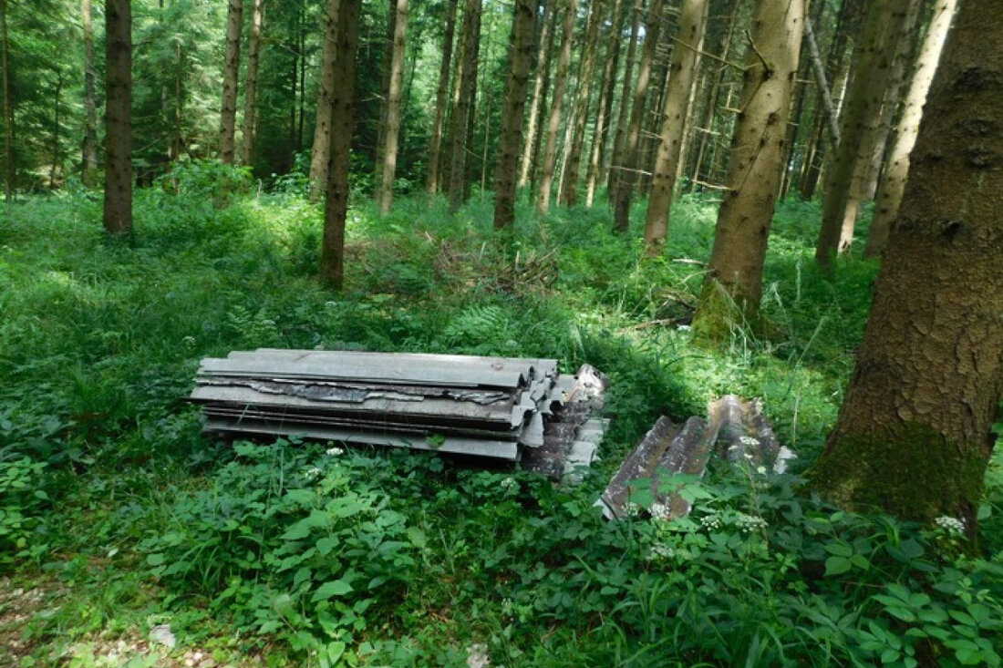 Unbekannter entsorgt asbesthaltige Eternitplatten illegal in Obermarchtal. Polizei bittet um Hinweise aus der Bevölkerung.