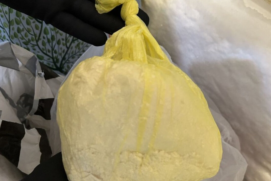 In Aurich durchsuchten Zoll und Staatsanwaltschaft Wohnungen, sicherten 1 kg Amphetamin, 1 kg Cannabis und 10.000 Euro Bargeld.