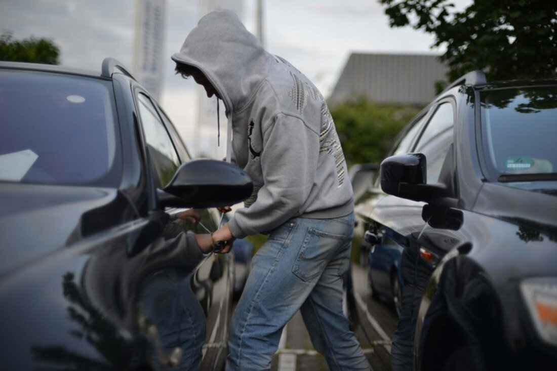 Unbekannter Täter bricht in Langenfeld mehrere Autos auf. Polizei Mettmann ermittelt und bittet um Hinweise zu den Vorfällen.