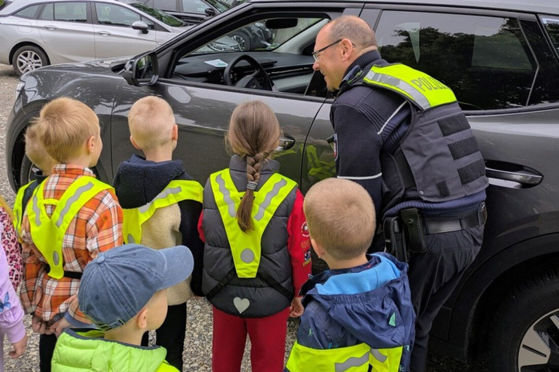 Kita-Kinder aus Augustdorf verteilen Dank- und Denkzettel während der Aktionswoche #SicherImStrassenverkehr mit Polizei Lippe.