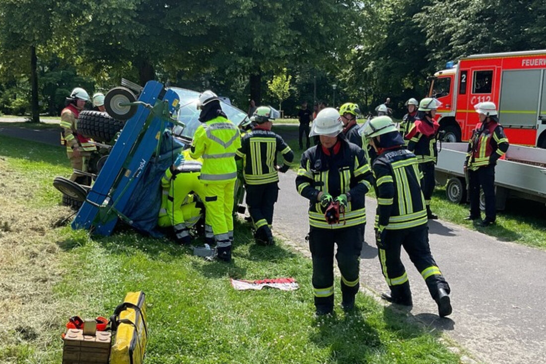 Am 12.06.2025 wurde ein Arbeiter in der Beueler Rheinaue unter einem Traktor eingeklemmt. Rettungsdienste befreiten ihn.