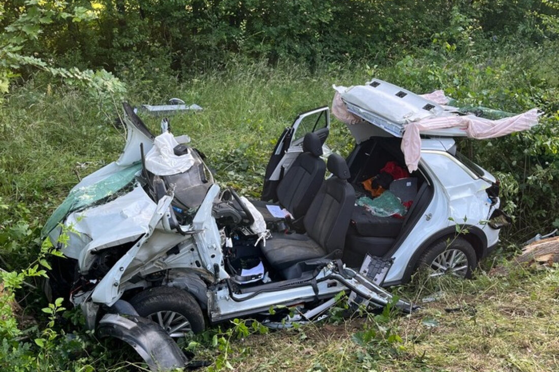 Ein 64-Jähriger verletzte sich schwer, als er auf der L116 von der Fahrbahn abkam und mit einem Baum kollidierte. Feuerwehr musste ihn befreien.