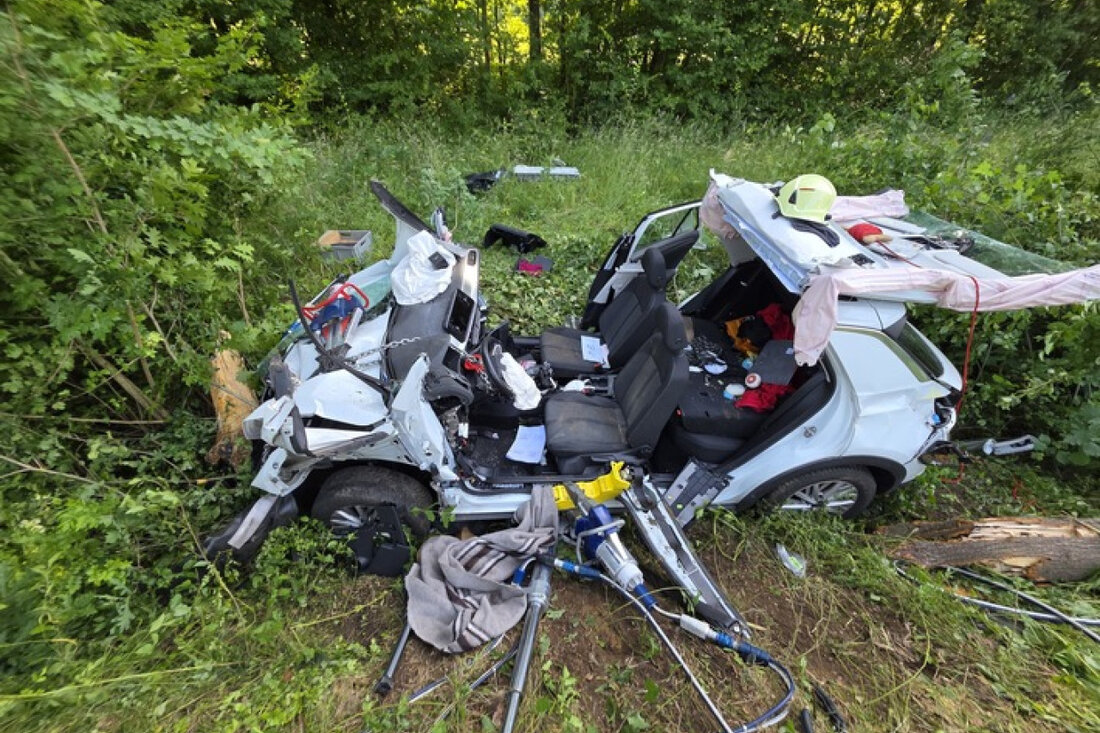 Die Feuerwehr Grevenbroich rettete am 12.6. einen Schwerverletzten nach einem Unfall auf der L116 mit schwerem Rettungsgerät.