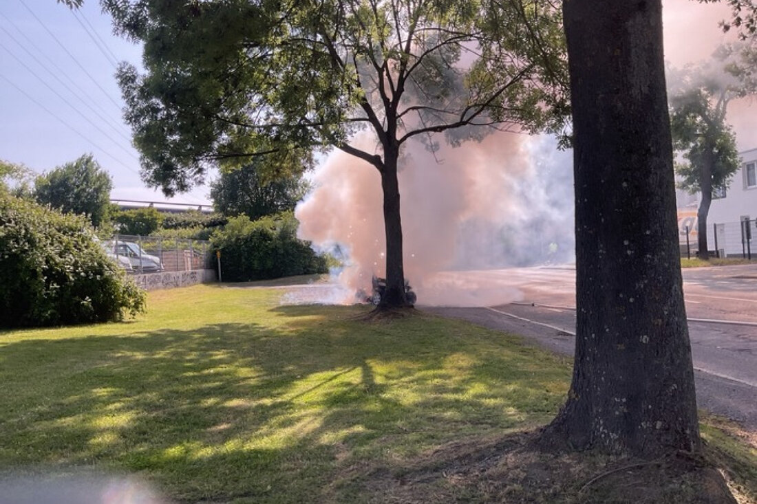 Am Nachmittag sorgte ein PKW-Brand auf der Hannöverschen Straße in Dortmund für erheblichen Feierabendverkehr und Staus.
